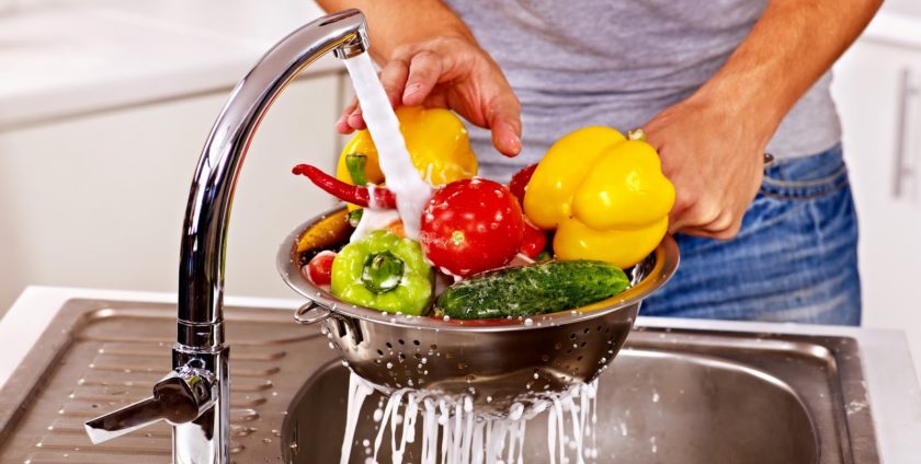 4 passos para lavar corretamente os alimentos